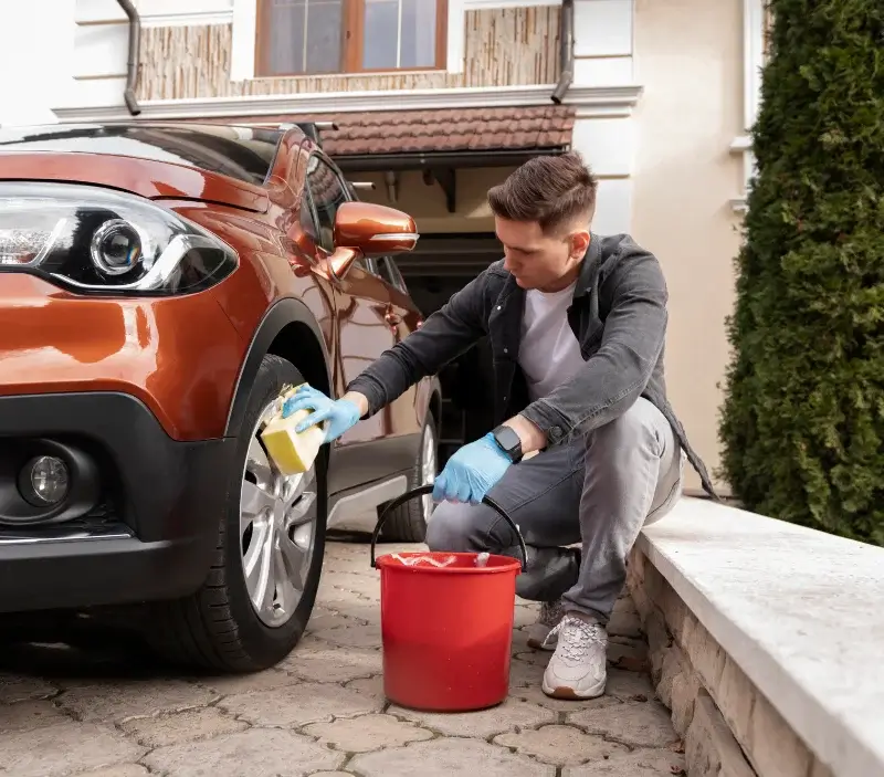 Lavage auto à domicile Mortain-Bocage : professionnel intervenant sur un véhicule